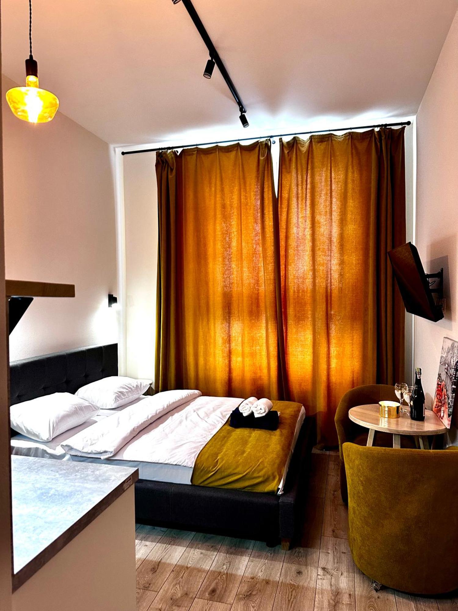 Hotel Gallery 21 Лвив Екстериор снимка