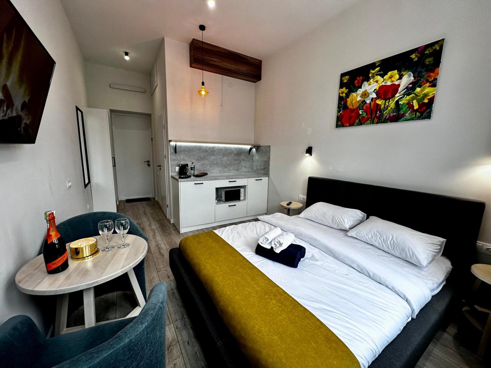 Hotel Gallery 21 Лвив Екстериор снимка